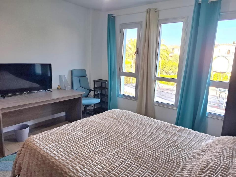 Bed, TV and multimedia, Photo of the whole room, Bedroom
