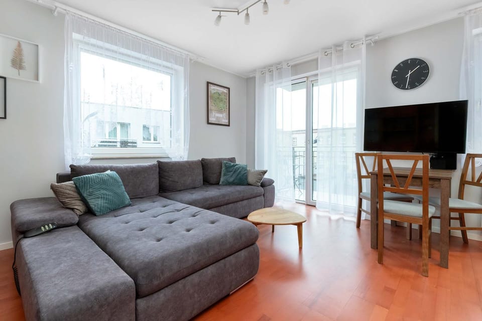 TV and multimedia, Living room, Seating area, Evening entertainment