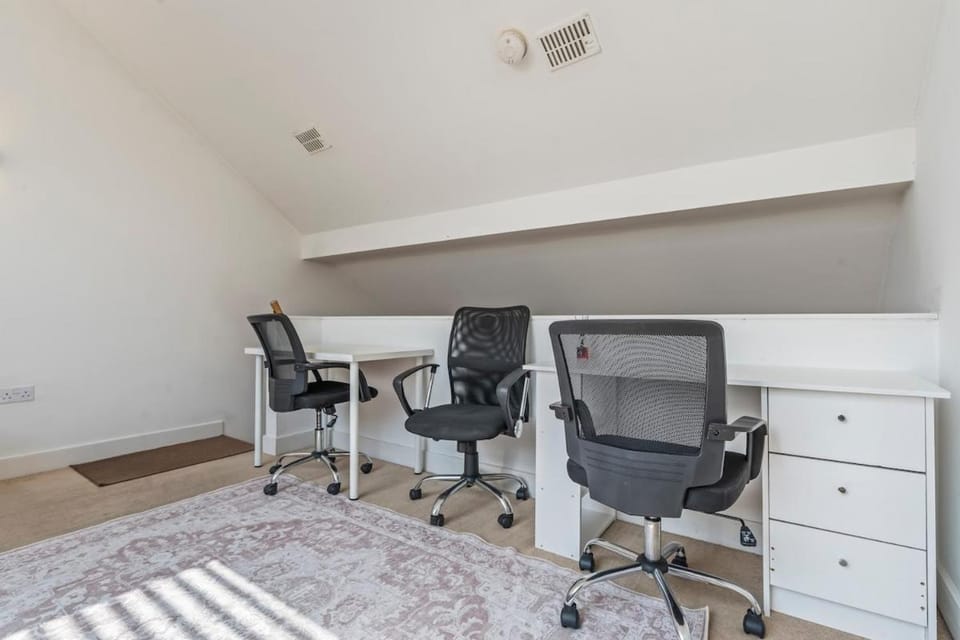 #160 Cozy House at Electric Wharf-For Contractors House in Coventry