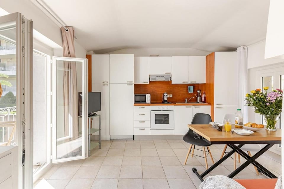 Kitchen or kitchenette, Living room, Seating area, Dining area, stove, kitchen