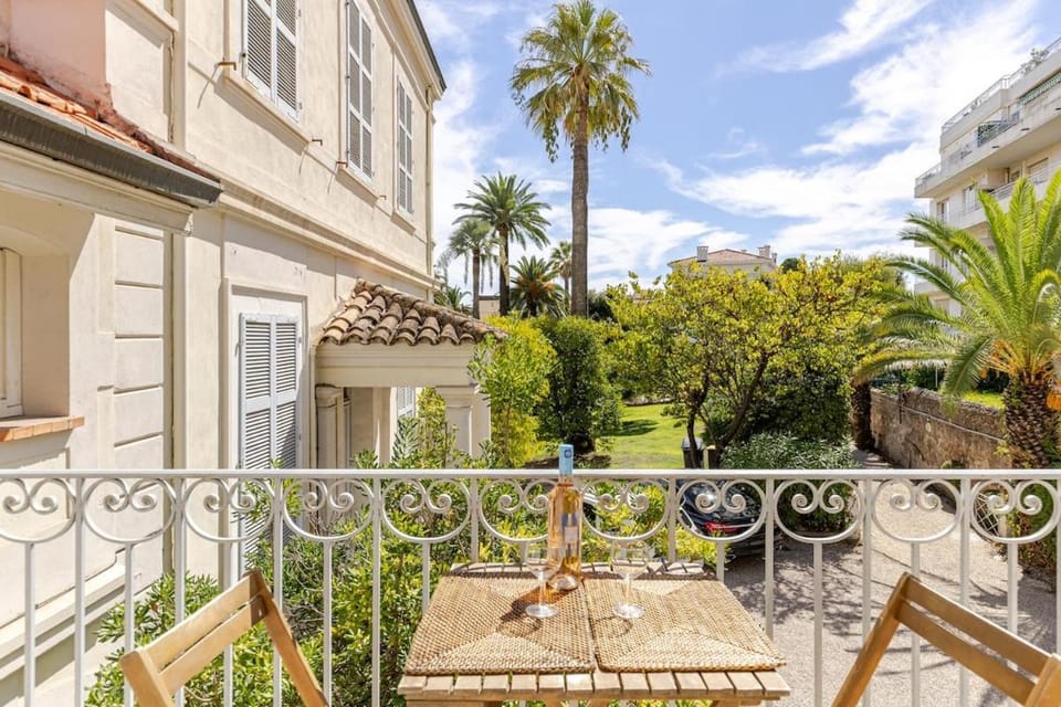 View (from property/room), Balcony/Terrace, Living room, Seating area, Garden view