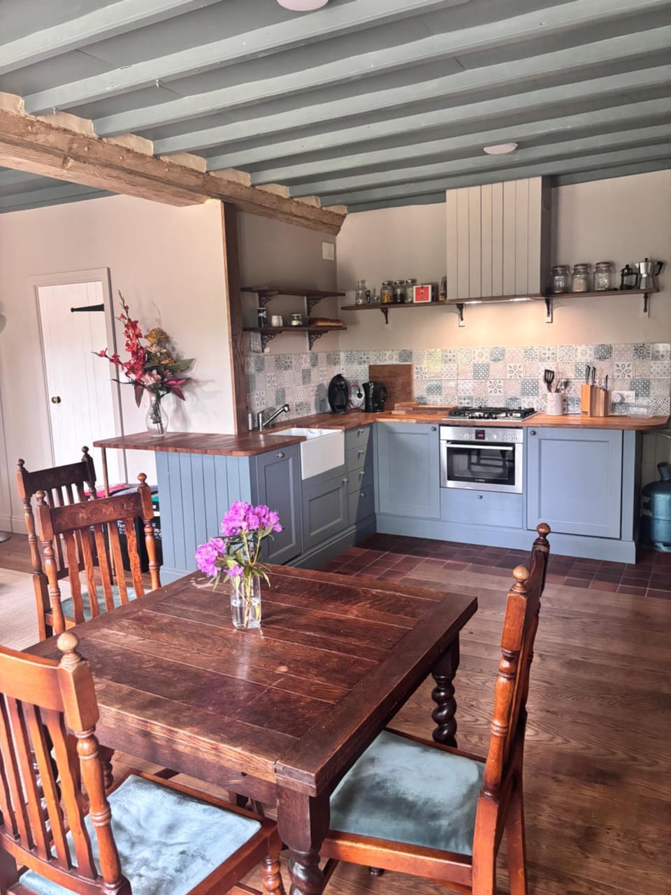 Coffee/tea facilities, Kitchen or kitchenette, dishwasher, microwave, oven, stove