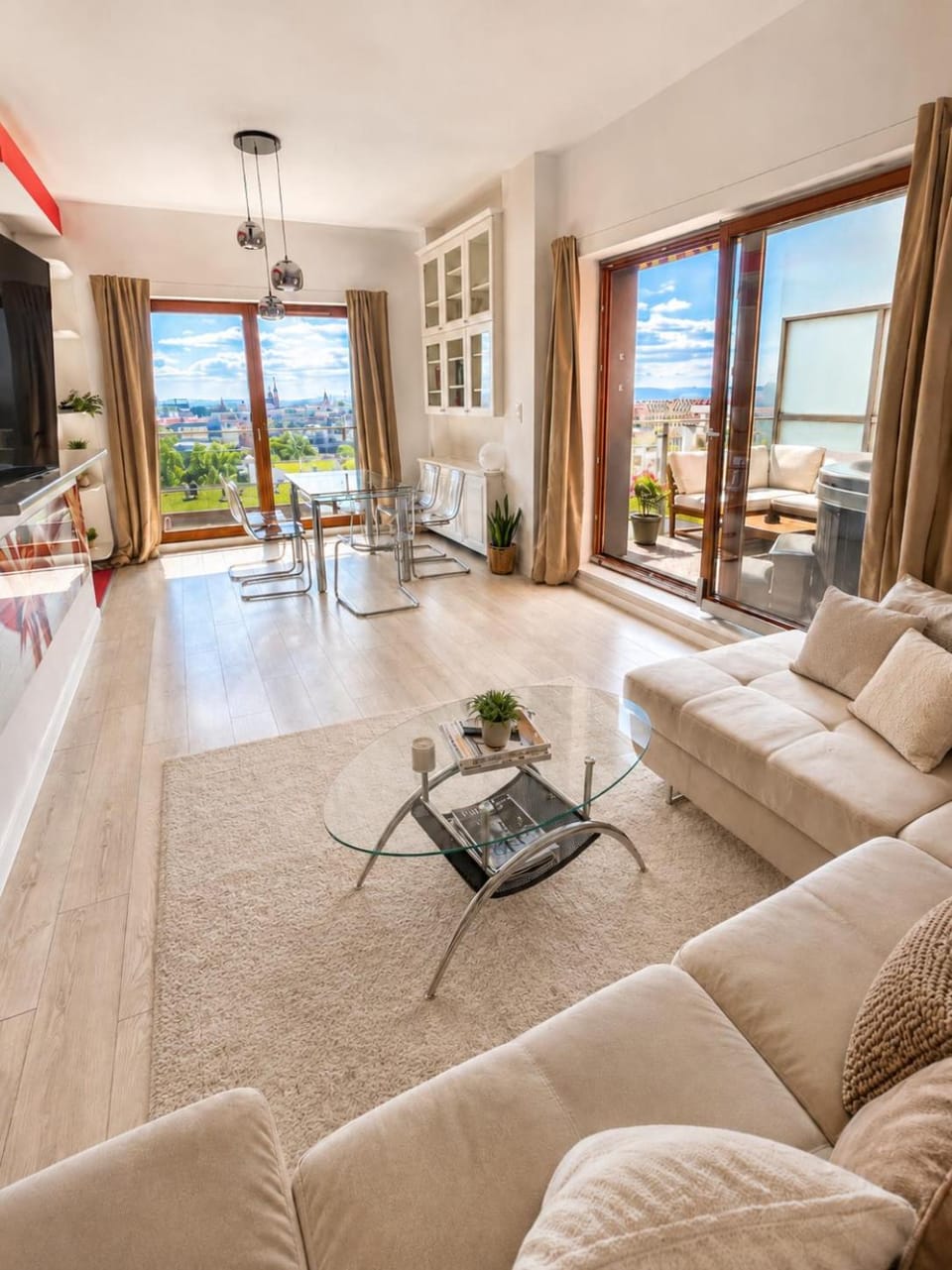 TV and multimedia, Coffee/tea facilities, Living room, Dining area, City view, Parking, internet, air conditioner