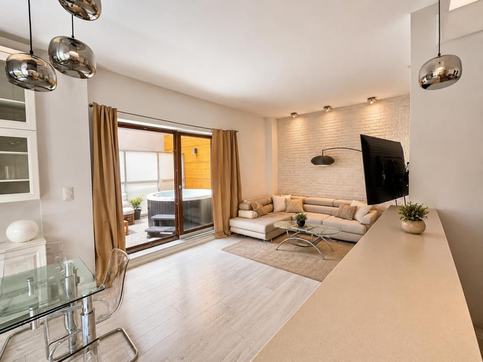 Hot Tub, TV and multimedia, Balcony/Terrace, Living room, Dining area, Parking, internet, air conditioner