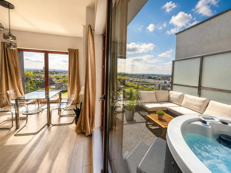 Hot Tub, TV and multimedia, Balcony/Terrace, Dining area, City view, Parking, internet, air conditioner
