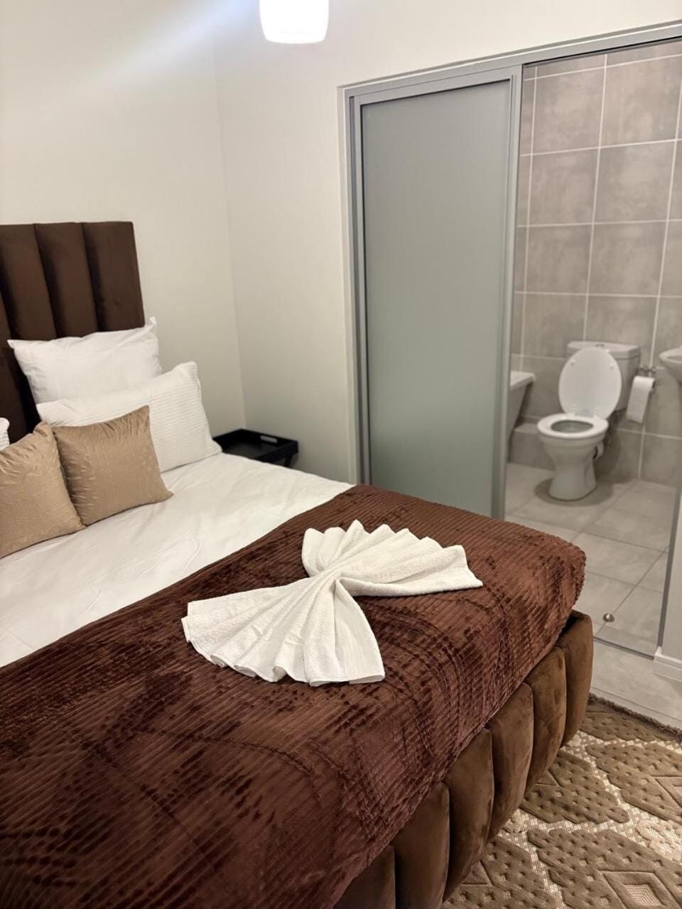 #AA Modern two bed rooms apartment with peaceful Train View Apartment in Sandton