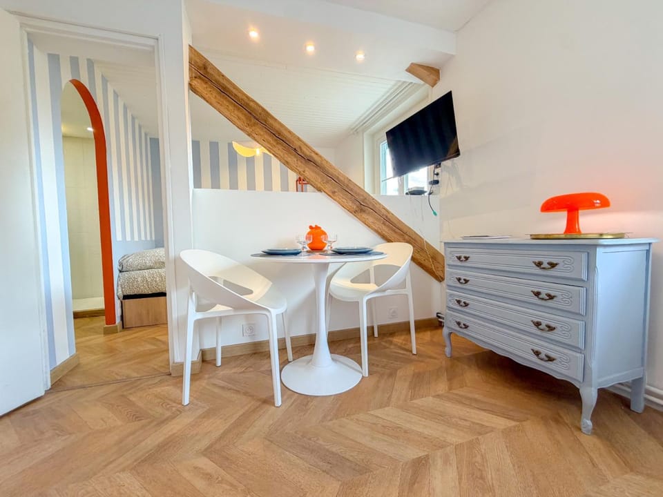 TV and multimedia, Living room, Seating area, Dining area