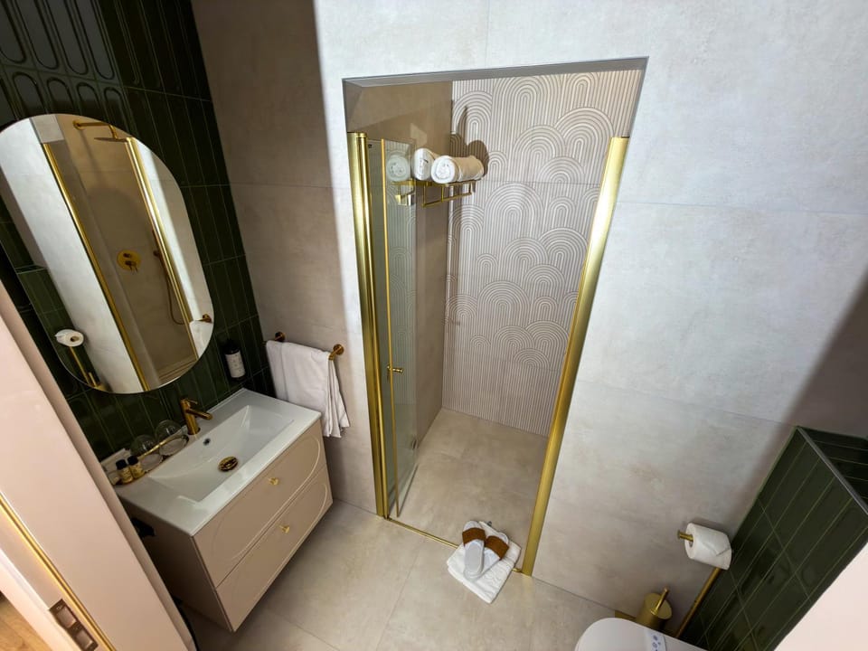 Shower, Toilet, Bathroom, towels