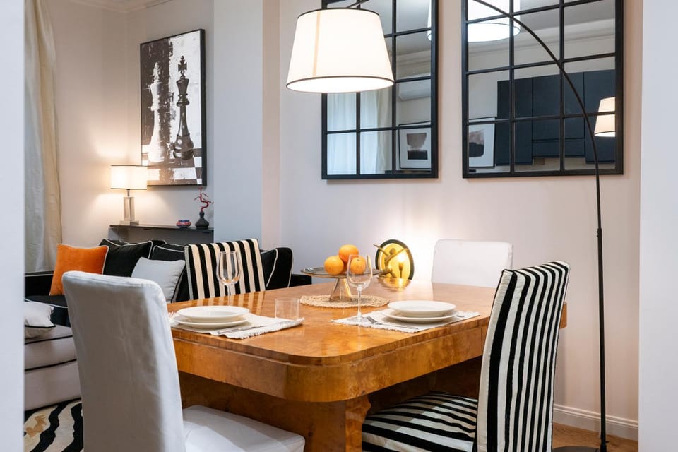Living room, Seating area, Dining area, Lunch