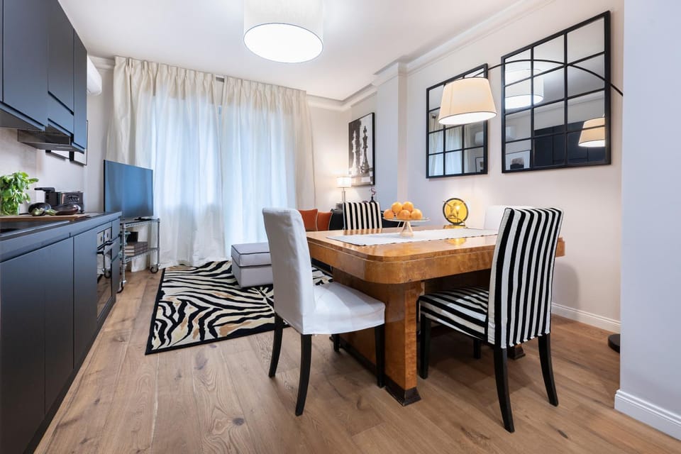 TV and multimedia, Kitchen or kitchenette, Living room, Seating area, Dining area
