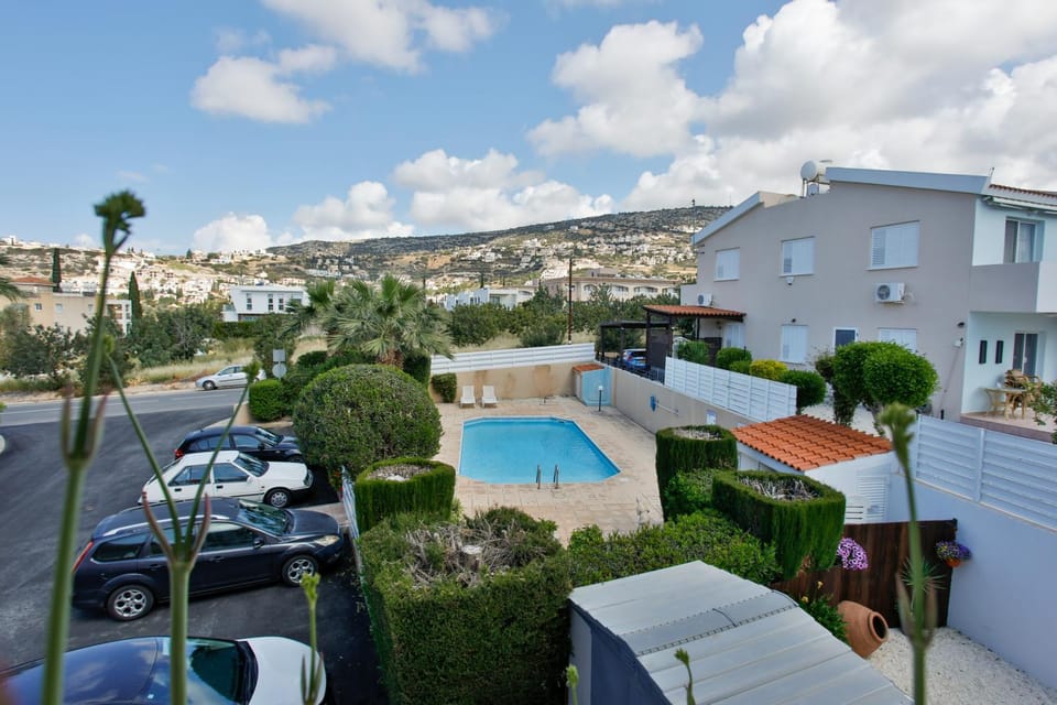 City view, Mountain view, Pool view, Street view, Swimming pool, Location, Parking