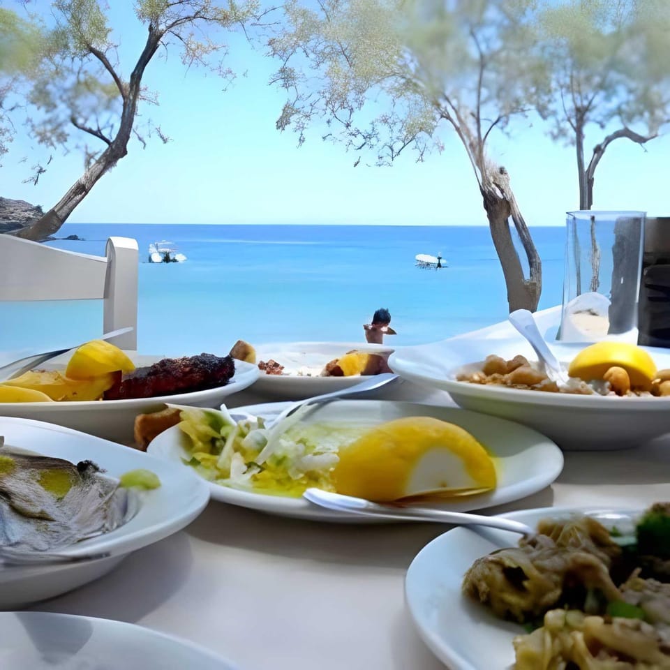 Restaurant/places to eat, Natural landscape, Food and drinks, Beach, Food, Sea view, Lunch