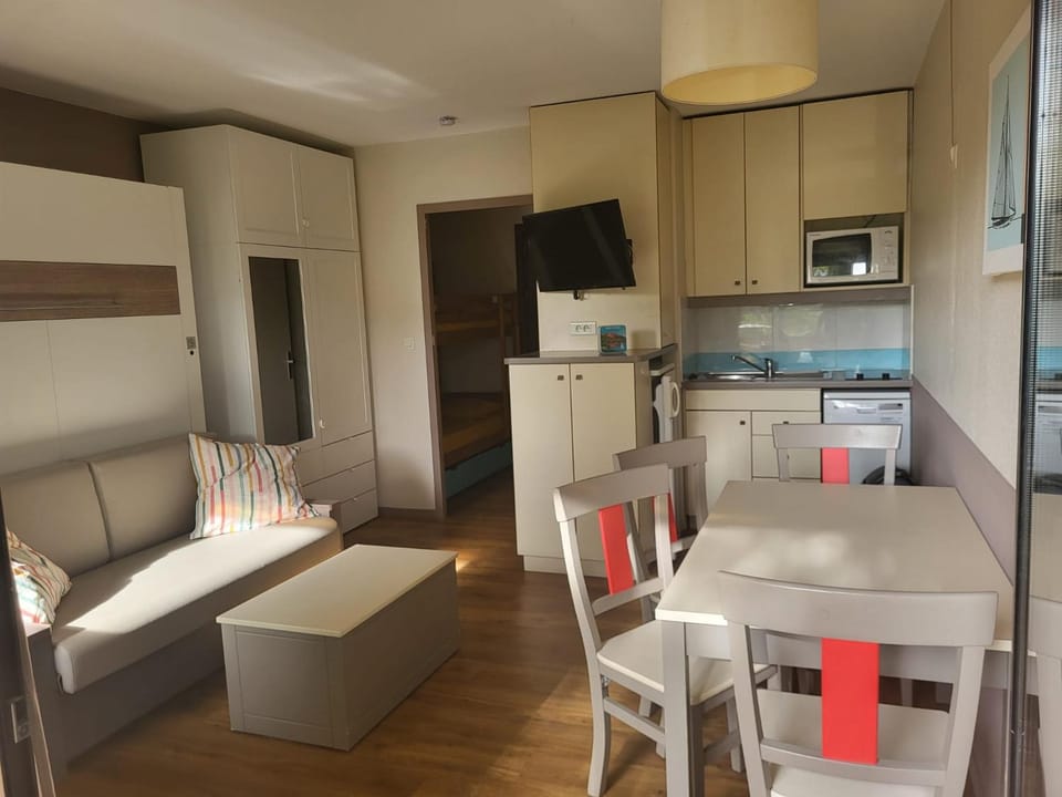bel appartement climatisé 4 personnes, piscine, parking sécurisé Apartment in Mandelieu-La Napoule
