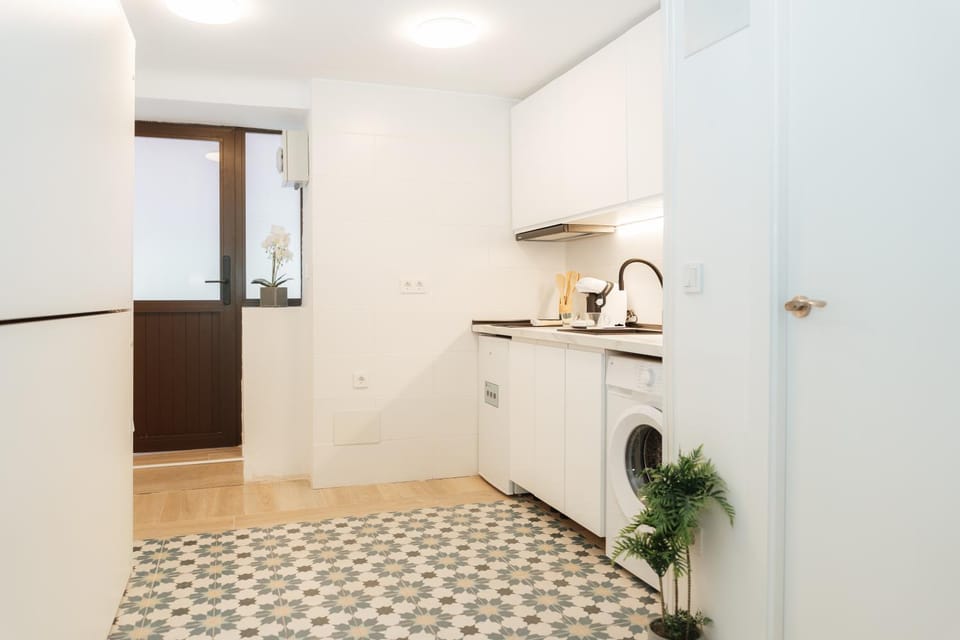 Photo of the whole room, kitchen