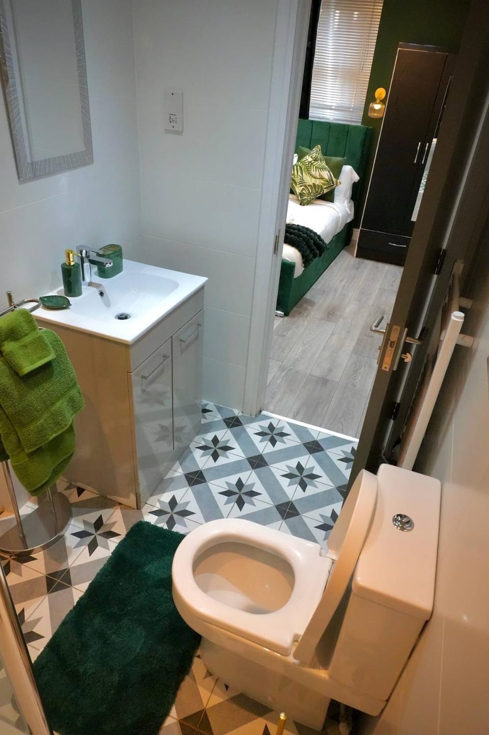 The Noir Suite Luxury City Centre Flat Apartment in Newport