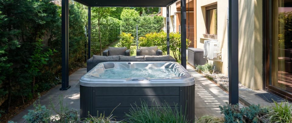 Garden, Hot Tub