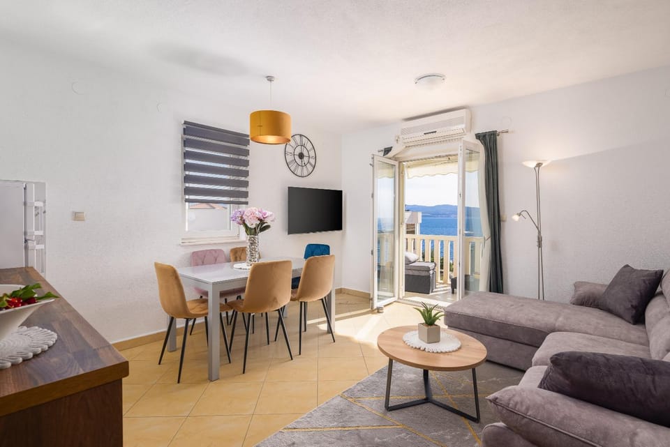 TV and multimedia, Balcony/Terrace, Living room, Dining area, Sea view, air conditioner