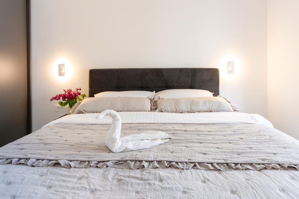 Bed, Bedroom, towels