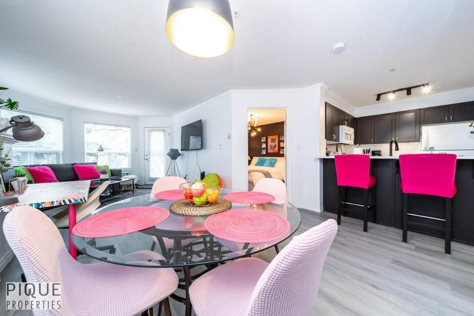 The Neon Palace - King Bed - Fireplace - Netflix - UGPark Apartment in Edmonton