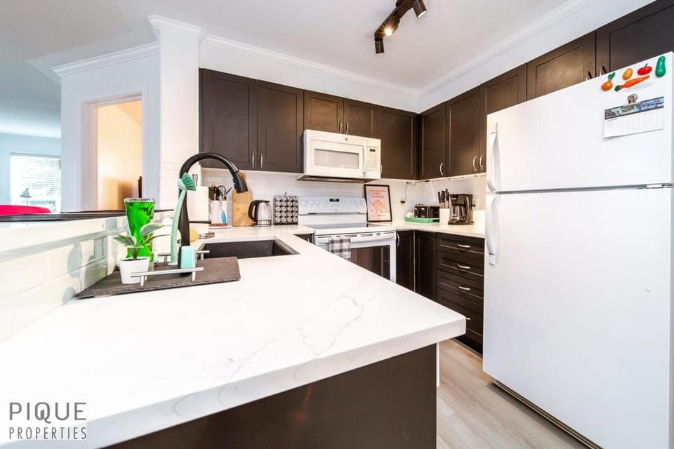 The Neon Palace - King Bed - Fireplace - Netflix - UGPark Apartment in Edmonton