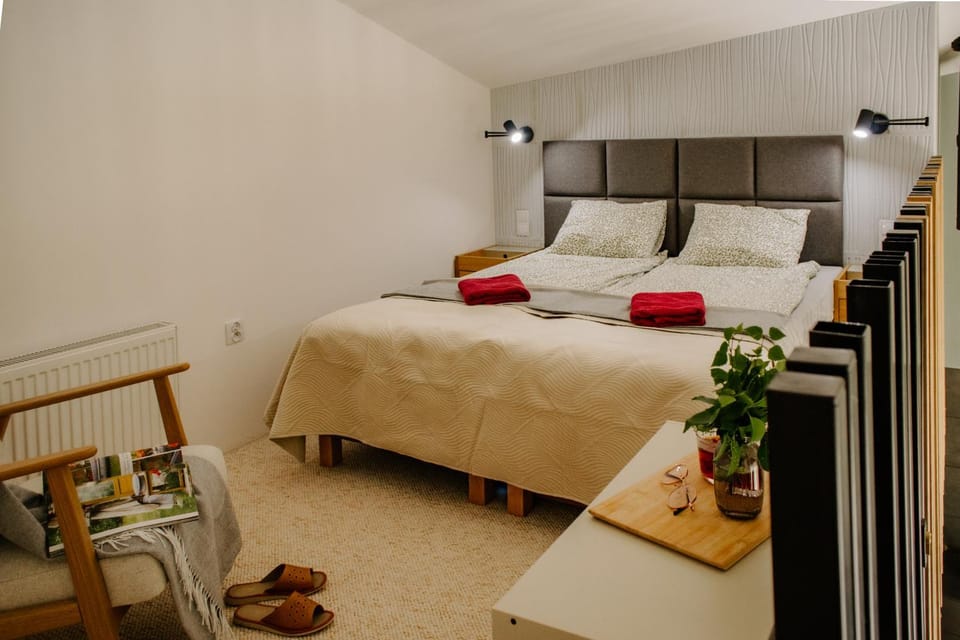 Bed, Photo of the whole room, Bedroom, towels