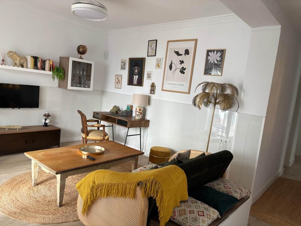 TV and multimedia, Living room, Seating area