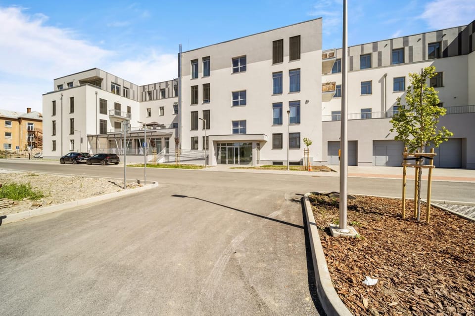 Property building, Facade/entrance, Garden, Street view