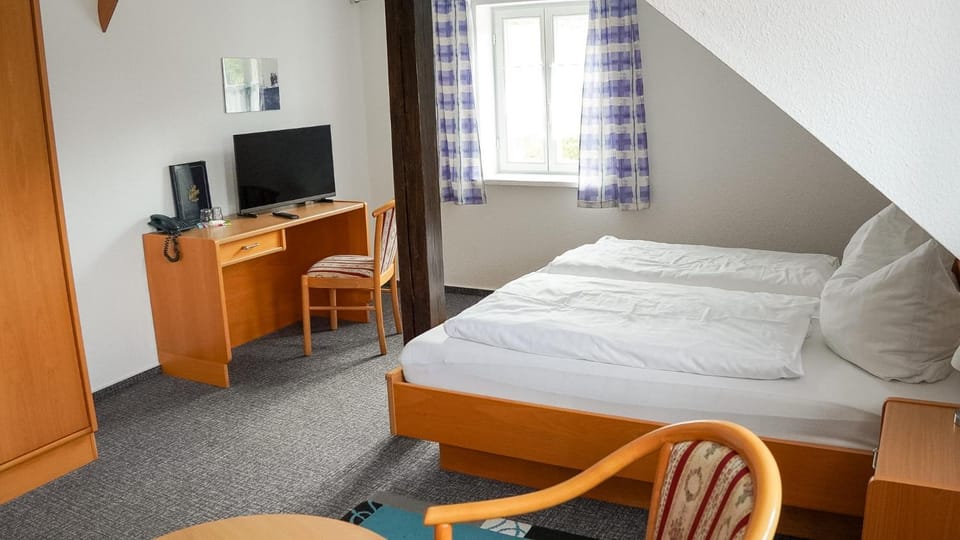 Bed, TV and multimedia, Bedroom