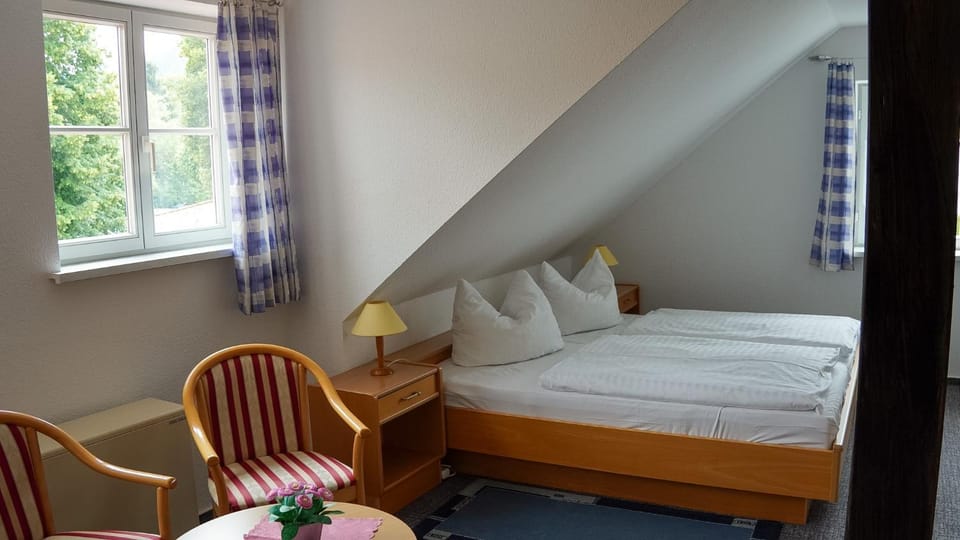 Bed, Photo of the whole room, Seating area, towels