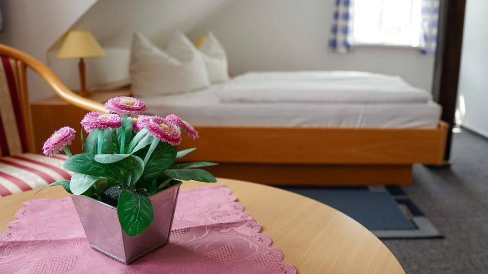 Bed, Photo of the whole room, Decorative detail, towels