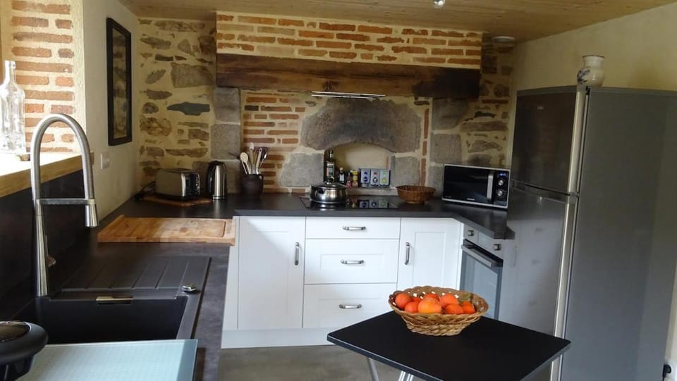 Coffee/tea facilities, oven, toaster, kitchen