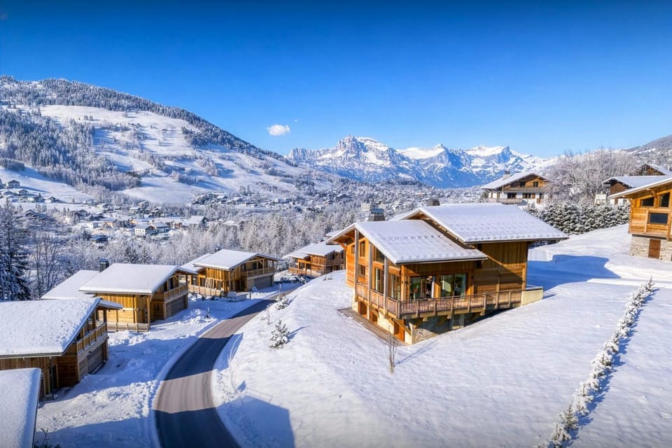 Property building, Day, Natural landscape, Winter, Mountain view