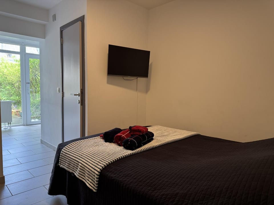 TV and multimedia, Seating area, Bedroom