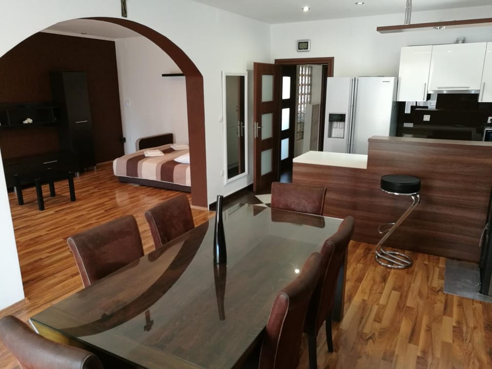 Bed, TV and multimedia, Kitchen or kitchenette, Living room, Photo of the whole room, Seating area, Dining area, Bedroom