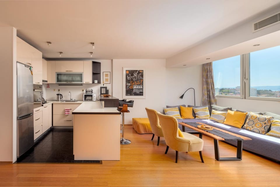 Kitchen or kitchenette, Living room, Seating area, Dining area, oven, stove