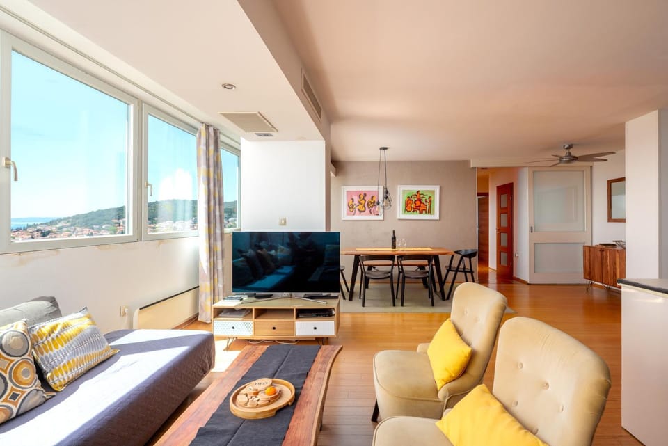 TV and multimedia, Living room, Seating area, Dining area
