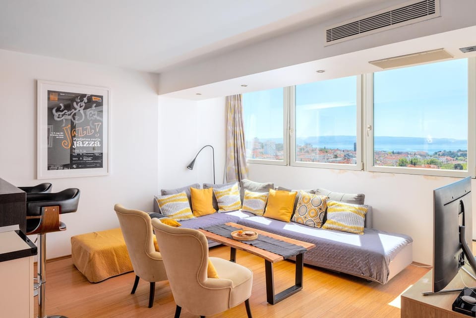 Natural landscape, TV and multimedia, Living room, Seating area, air conditioner