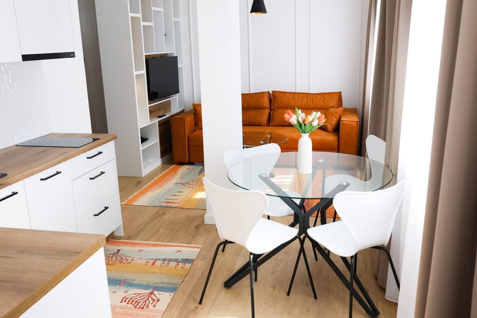 Kitchen or kitchenette, Living room, Seating area, Dining area