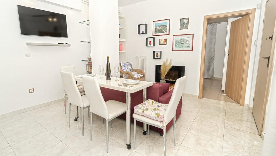 TV and multimedia, Living room, Seating area, Dining area