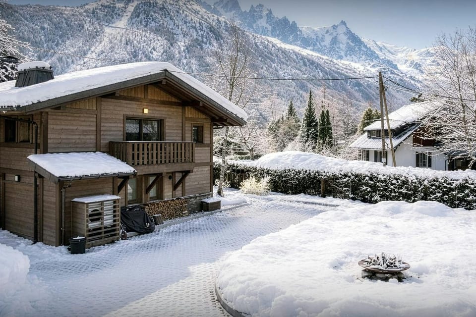 Property building, Day, Natural landscape, Winter, Mountain view