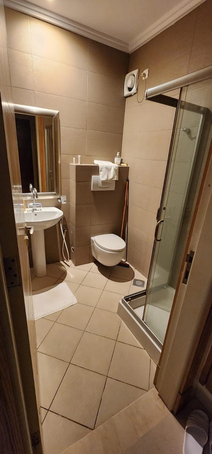 Shower, Toilet, Bathroom, Bath, towels