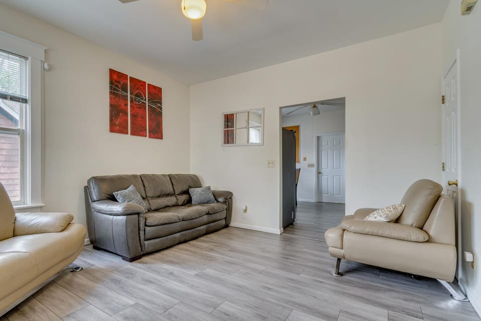 < 1 Mi to UIUC! Family Game Day Hub w/ Large Yard House in Champaign