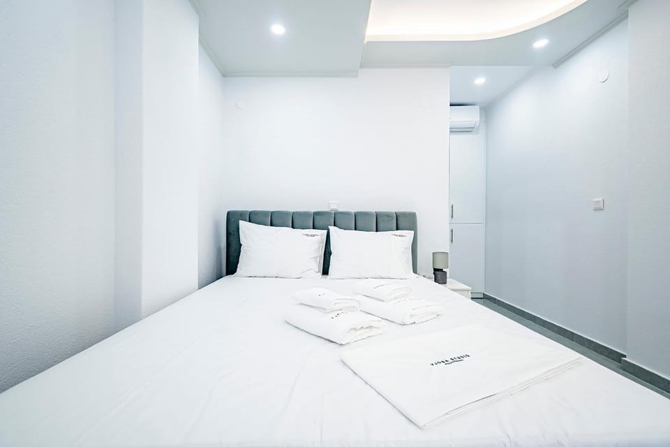 Bed, towels