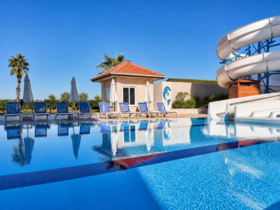 Property building, Day, Pool view, Swimming pool, sunbed