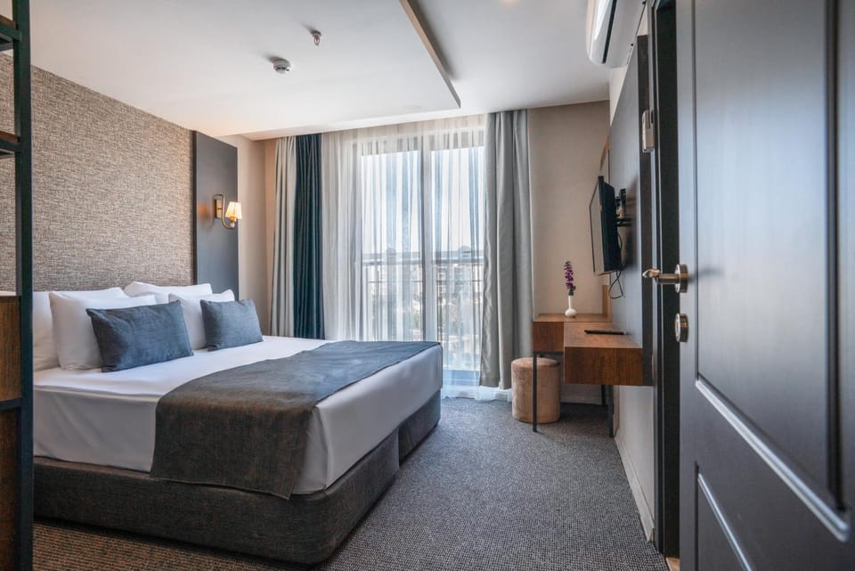 Bed, TV and multimedia, Bedroom, wardrobe