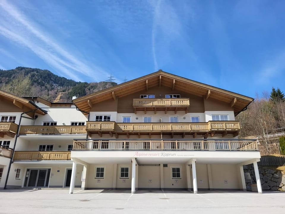 Property building, Balcony/Terrace, Mountain view