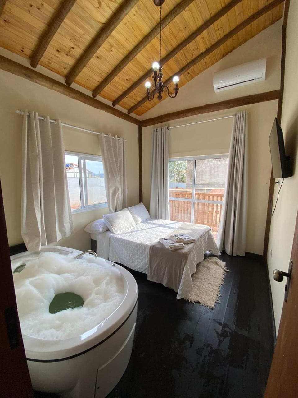 Hot Tub, Photo of the whole room, Bedroom, Bath
