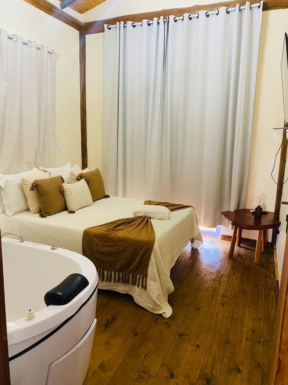 Hot Tub, Photo of the whole room, Bedroom, Bath