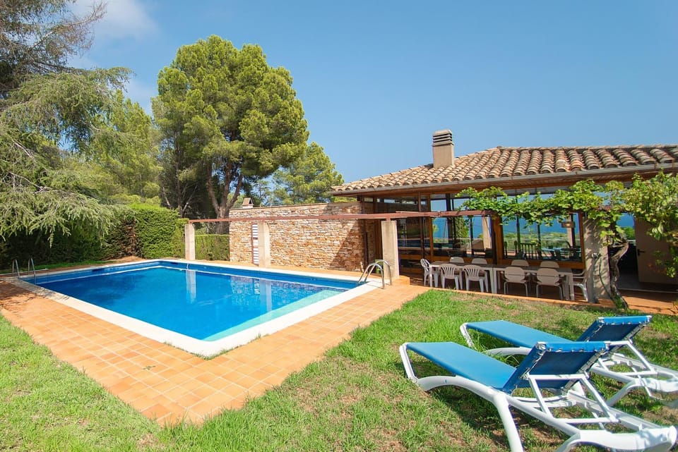 Patio, Swimming pool, sunbed