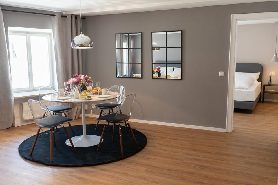 Bed, Living room, Photo of the whole room, Seating area, Dining area, Bedroom, Food